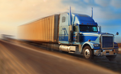 Un camion de transport roulant sur une autoroute.