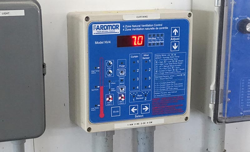 La commande de ventilation naturelle NV4 avec plusieurs paramètres réglables pour contrôler jusqu'à 4 zones dans un bâtiment. Les paramètres comprennent la température souhaitée, le contrôle du ventilateur et du rideau, les capteurs de vent et de pluie, et plus encore.